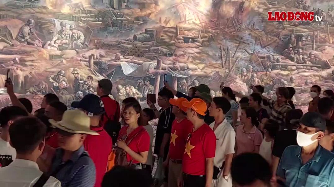 ⁣Vạn khách chen chân tham quan tranh panorama Chiến dịch Điện Biên Phủ