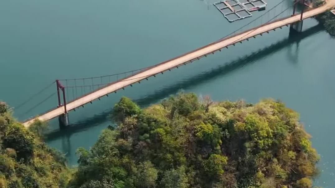 ⁣Ngắm cầu treo vắt ngang dòng sông xanh biếc ở Điện Biên