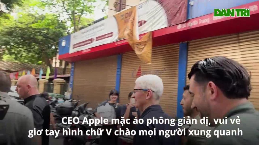 CEO Apple Tim Cook được giới trẻ Việt vây kín khi bất ngờ có mặt tại Hà Nội
