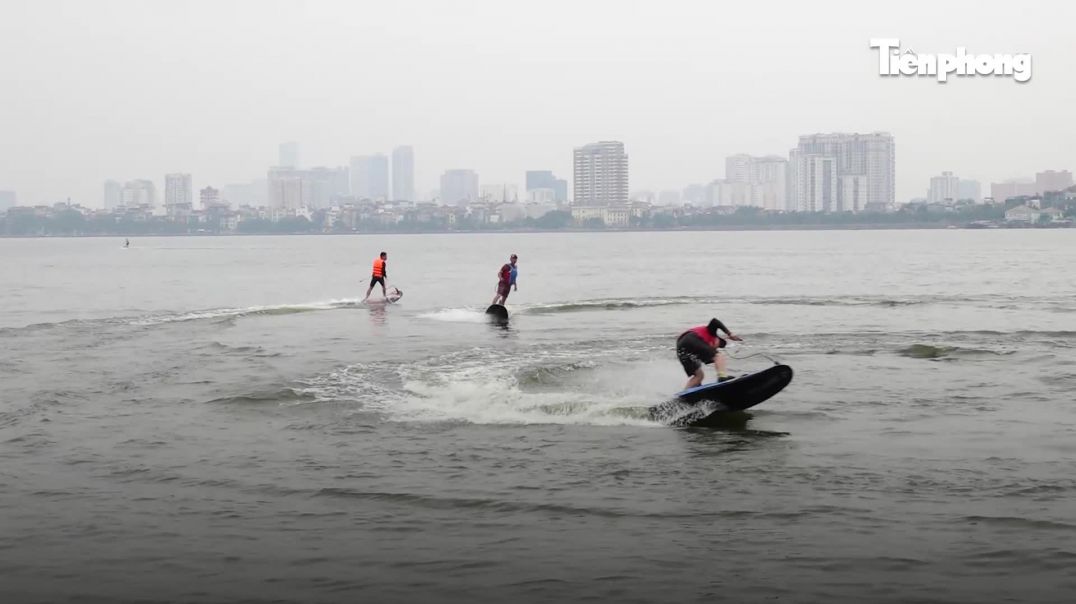 Thú chơi lướt ván phản lực của giới trẻ Hà Nội