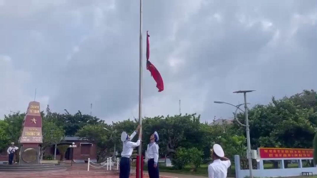  Clip lễ treo cờ rủ Quốc tang Tổng Bí thư Nguyễn Phú Trọng trên đảo Trường Sa.