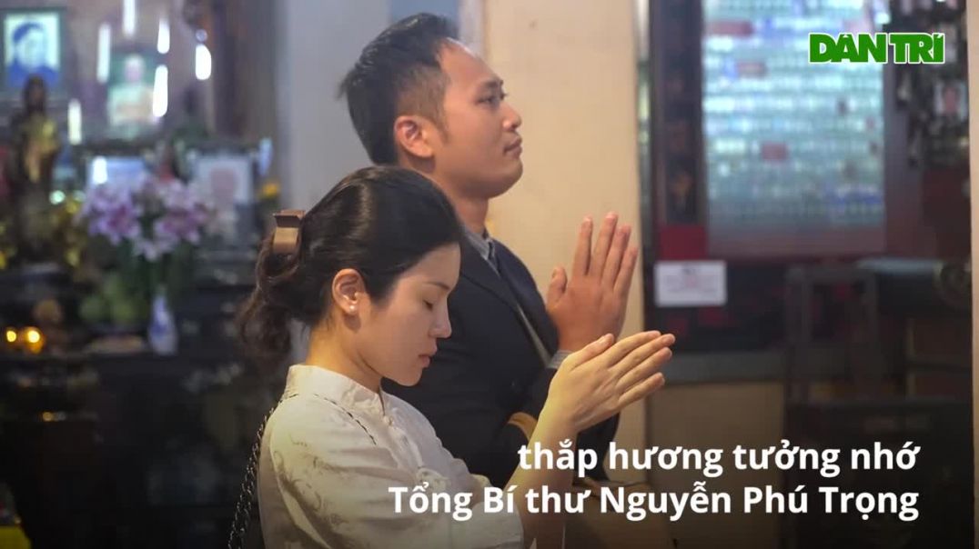 ⁣Người dân TPHCM đến chùa thắp hương tưởng nhớ Tổng Bí thư Nguyễn Phú Trọng