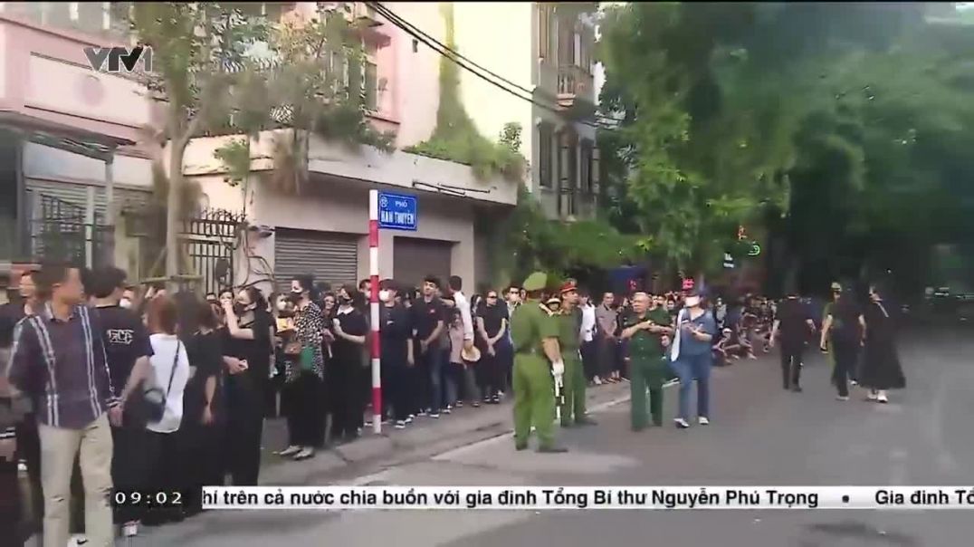⁣Người dân xếp hàng từ nửa đêm đến sáng sớm để tiễn biệt Tổng Bí thư Nguyễn Phú Trọng