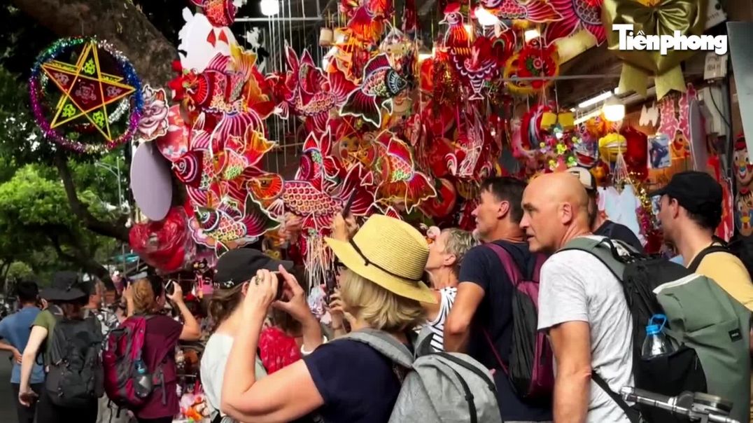 ⁣Người Hà Nội 'lên đồ' đi chơi Trung thu sớm trên phố Hàng Mã