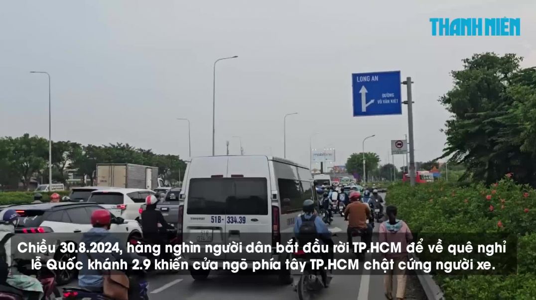 ⁣Người dân về quê nghỉ lễ, cửa ngõ phía tây TP.HCM chật kín xe