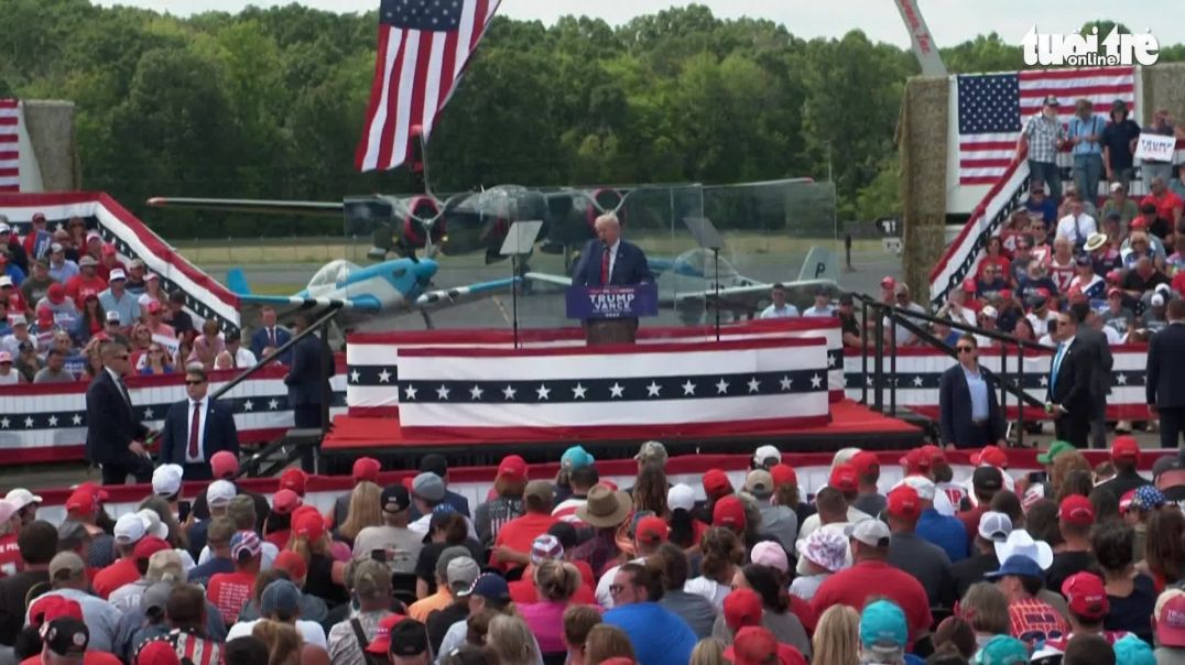 ⁣Video ông Trump vận động tranh cử ngoài trời, nói sau kính chống đạn