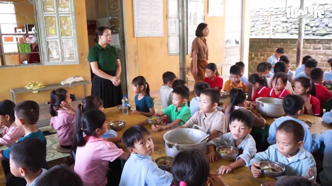 ⁣Học sinh Làng Nủ ở bán trú ăn ngon lành sau những ngày mưa lũ, thiếu thực phẩm