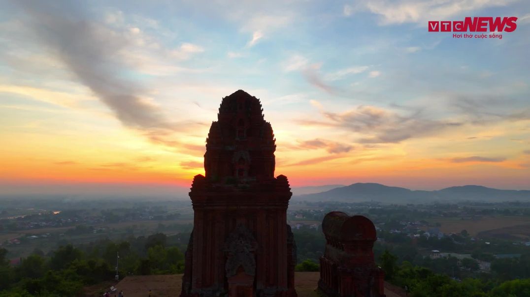 ⁣Về Bình Định, ngắm tháp Chăm ngàn tuổi dưới ánh bình minh