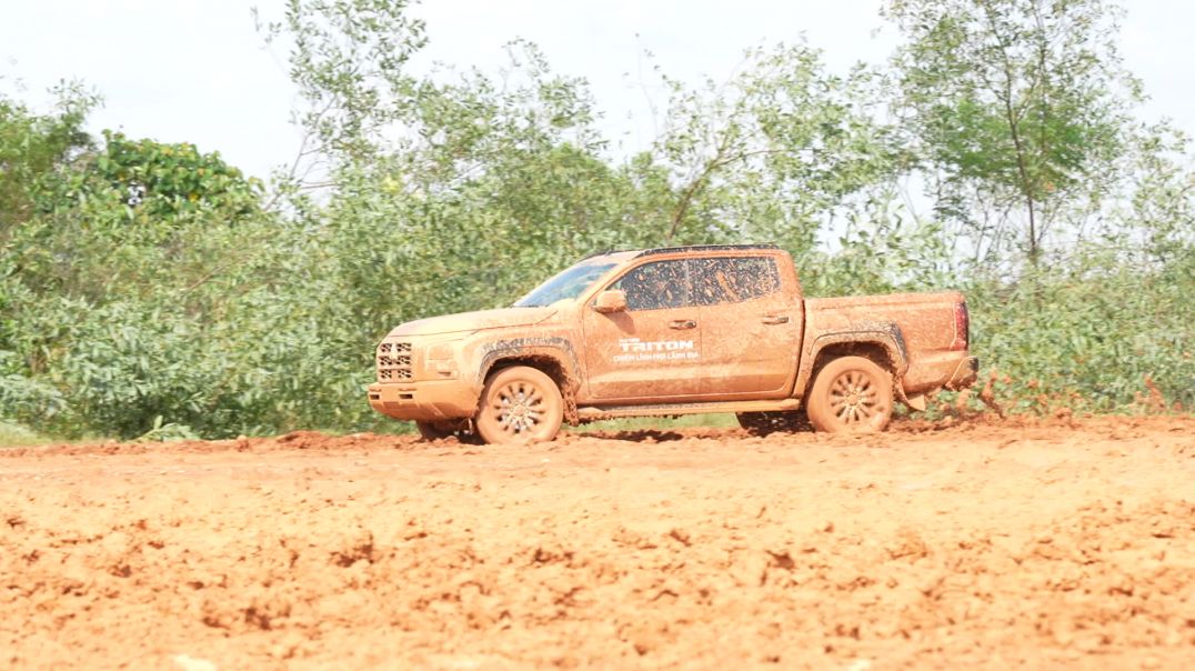 ⁣Cùng tay đua Hiroshi Masuoka 2 lần vô địch Dakar Rally off road với Mitsubishi Triton 2024