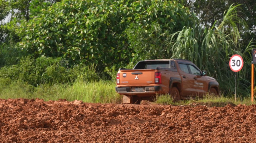 ⁣Cùng tay đua 2 lần vô địch Dakar Rally off road với Mitsubishi Triton 2024