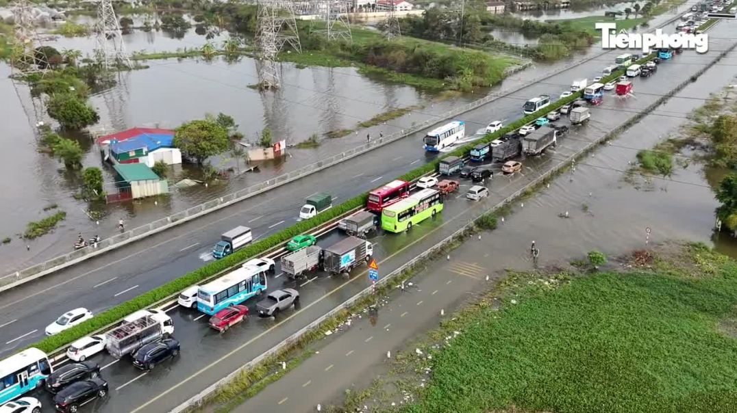 ⁣Ô tô tắc hơn 5km trên cao tốc Pháp Vân - Cầu Giẽ do ngập úng