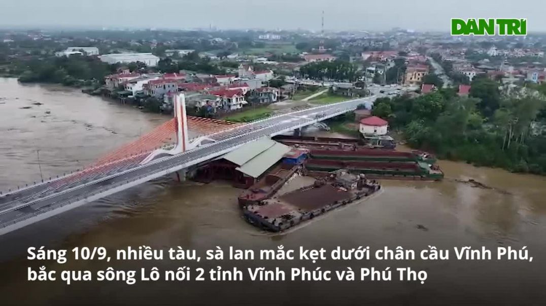 ⁣Hiện trường cầu Vĩnh Phú "ôm" 7 sà lan, thuyền dưới gầm ở Phú Thọ