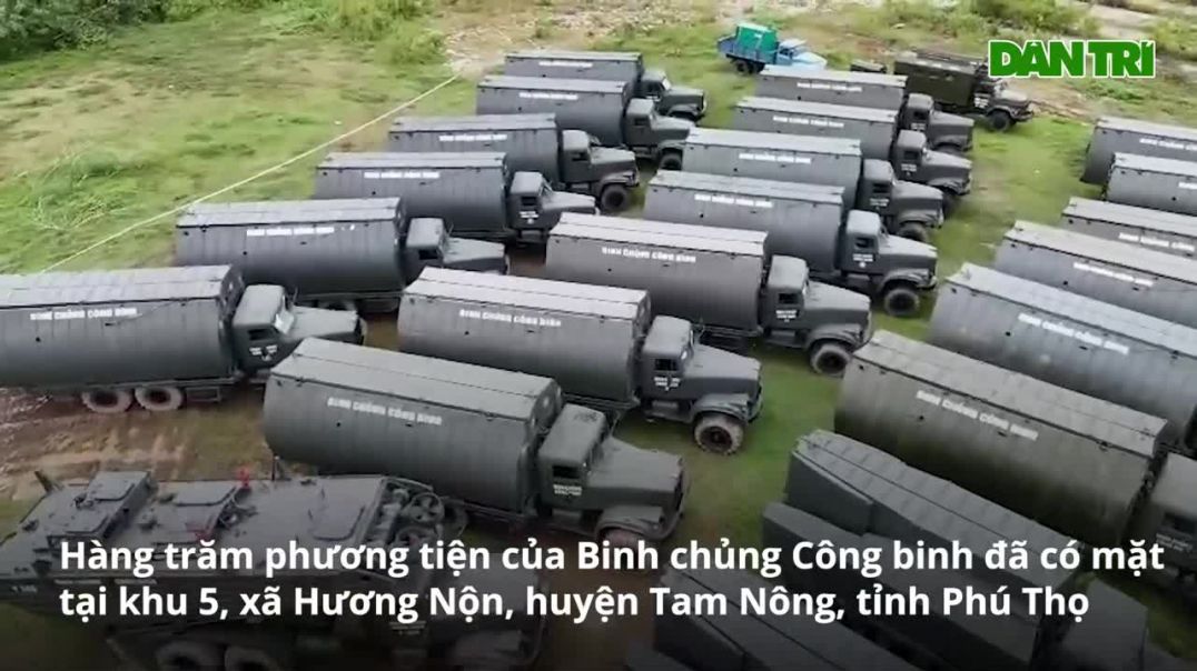 ⁣Hàng trăm phương tiện của Binh chủng Công binh chuẩn bị lắp cầu phao Phong Châu (Phú Thọ)