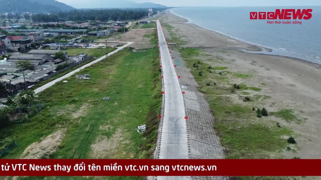 ⁣Đê biển dài hơn 2km rợp cờ đỏ sao vàng ở Hà Tĩnh