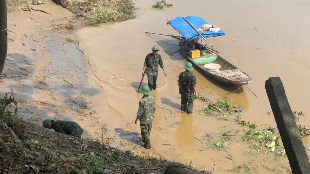 ⁣Công an, quân đội tìm kiếm nạn nhân mất tích vụ sập cầu Phong Châu