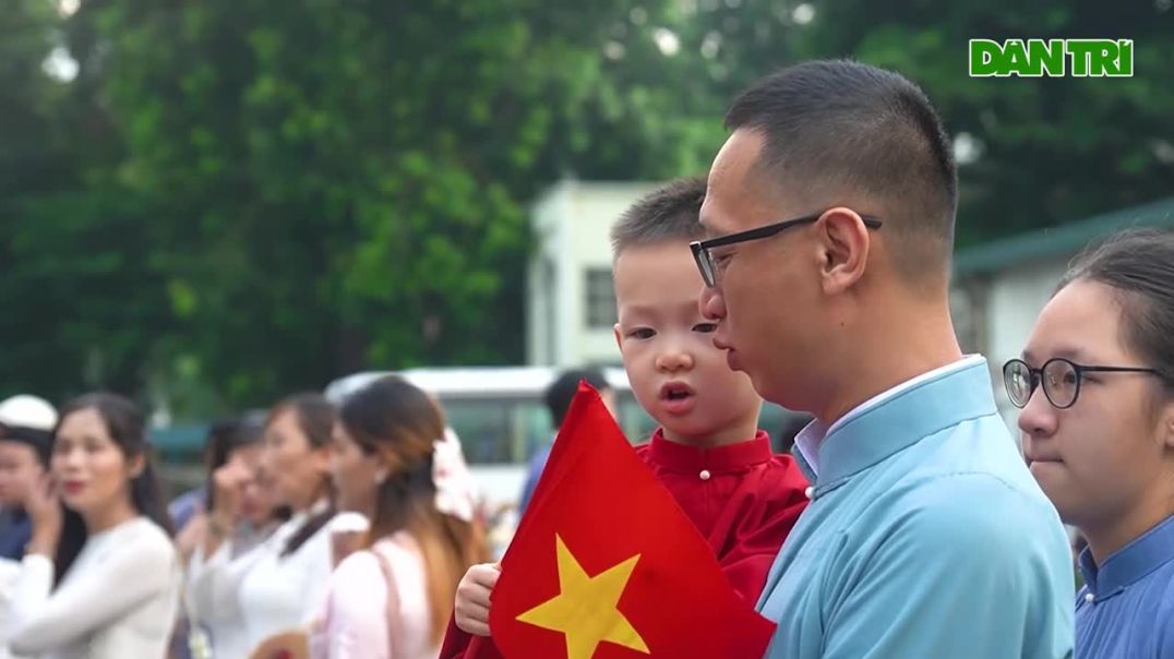 ⁣Hàng trăm người mặc áo dài, đạp xe diễu hành trên đường phố Hà Nội