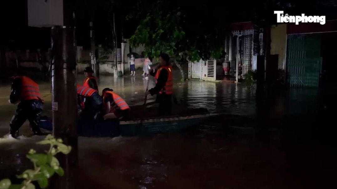 ⁣Xuyên đêm giải cứu người dân thoát lũ dữ ở Lào Cai