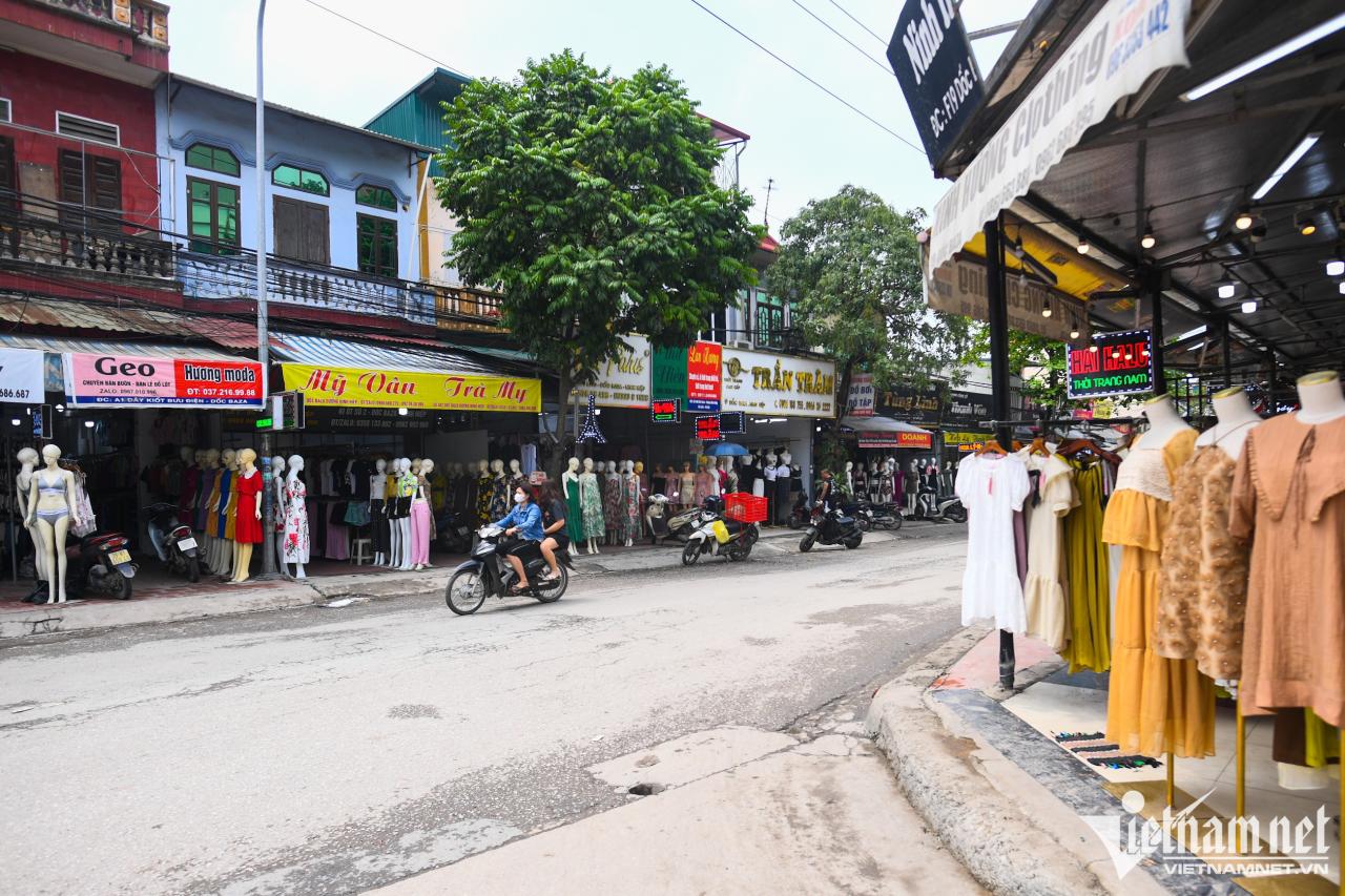 VIETNAM how to cross roads in Hanoi (sd-video). 