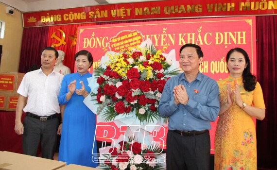 Comrade Vice Chairman of the National Assembly donated 1.000 books to ...