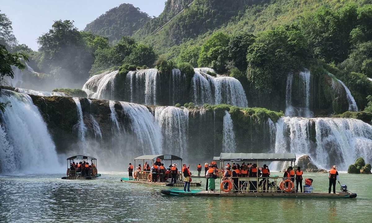 Thác Bản Giốc đổ nước đẹp trong kỳ nghỉ lễ - Vietnam.vn