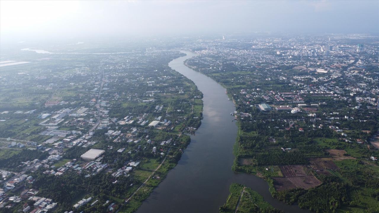 Đây là sông Sài Gòn chảy qua địa phận Thủ Dầu Một, Thuận An, Bình Dương và phía bên kia là TP.HCM.