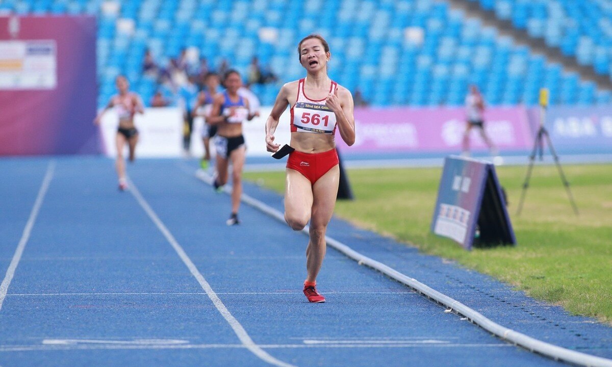 Nguyen Thi Oanh made a spectacular sprint, winning her fourth gold ...