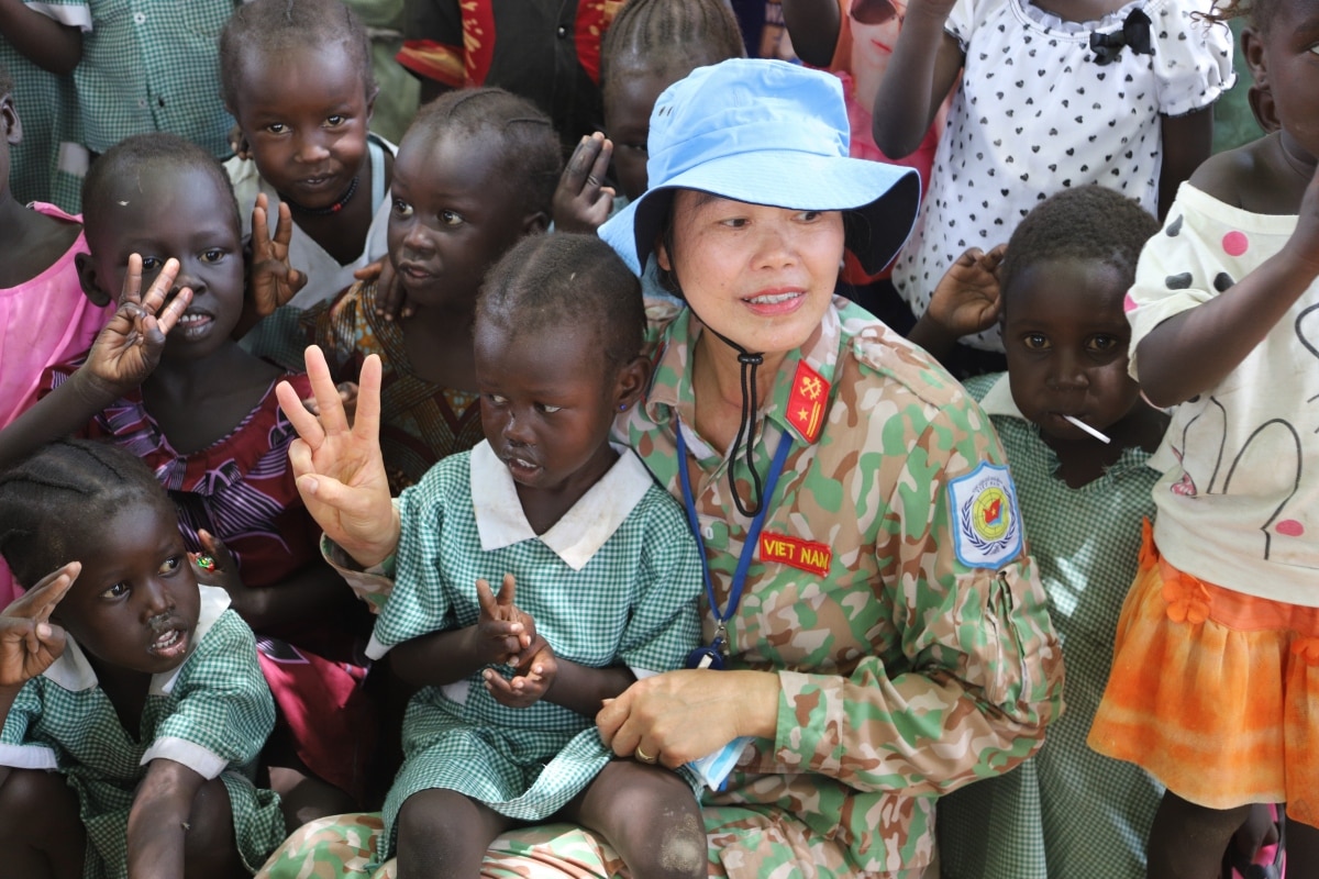 Chiến sĩ Mũ nồi xanh Việt Nam dựng lớp học cho trẻ em ở Abyei ...