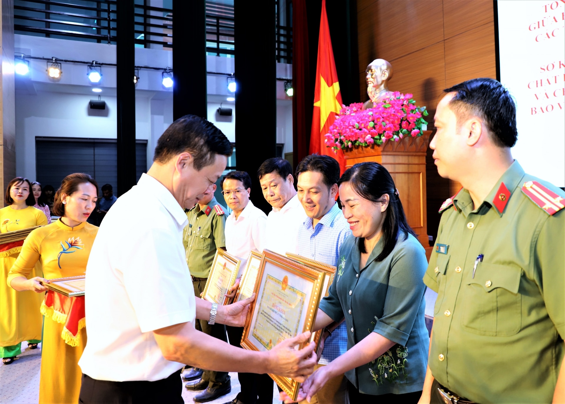 Chủ tịch UBND tỉnh Nguyễn Văn Sơn tặng Bằng khen cho các tập thể.