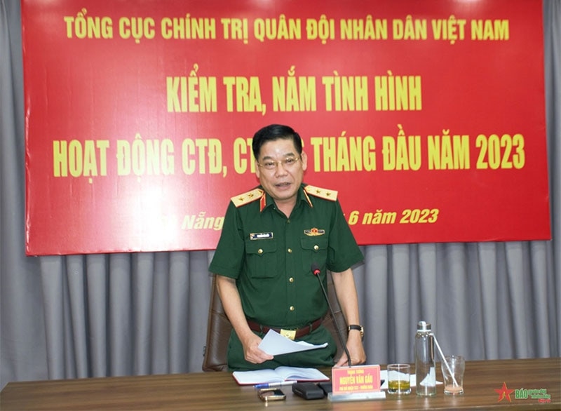 Lieutenant General Nguyen Van Gau inspects at the Department of Customs ...