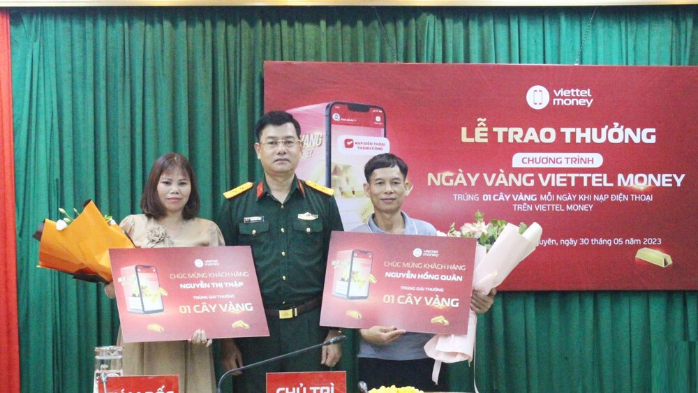 Trung tá Đặng Anh Tuấn, Giám đốc Viettel Thái Nguyên trao thưởng cho 2 khách hàng trúng thưởng chương trình “Ngày vàng Viettel Money” (mỗi giải 01 cây vàng SJC trị giá 67,1 triệu đồng).