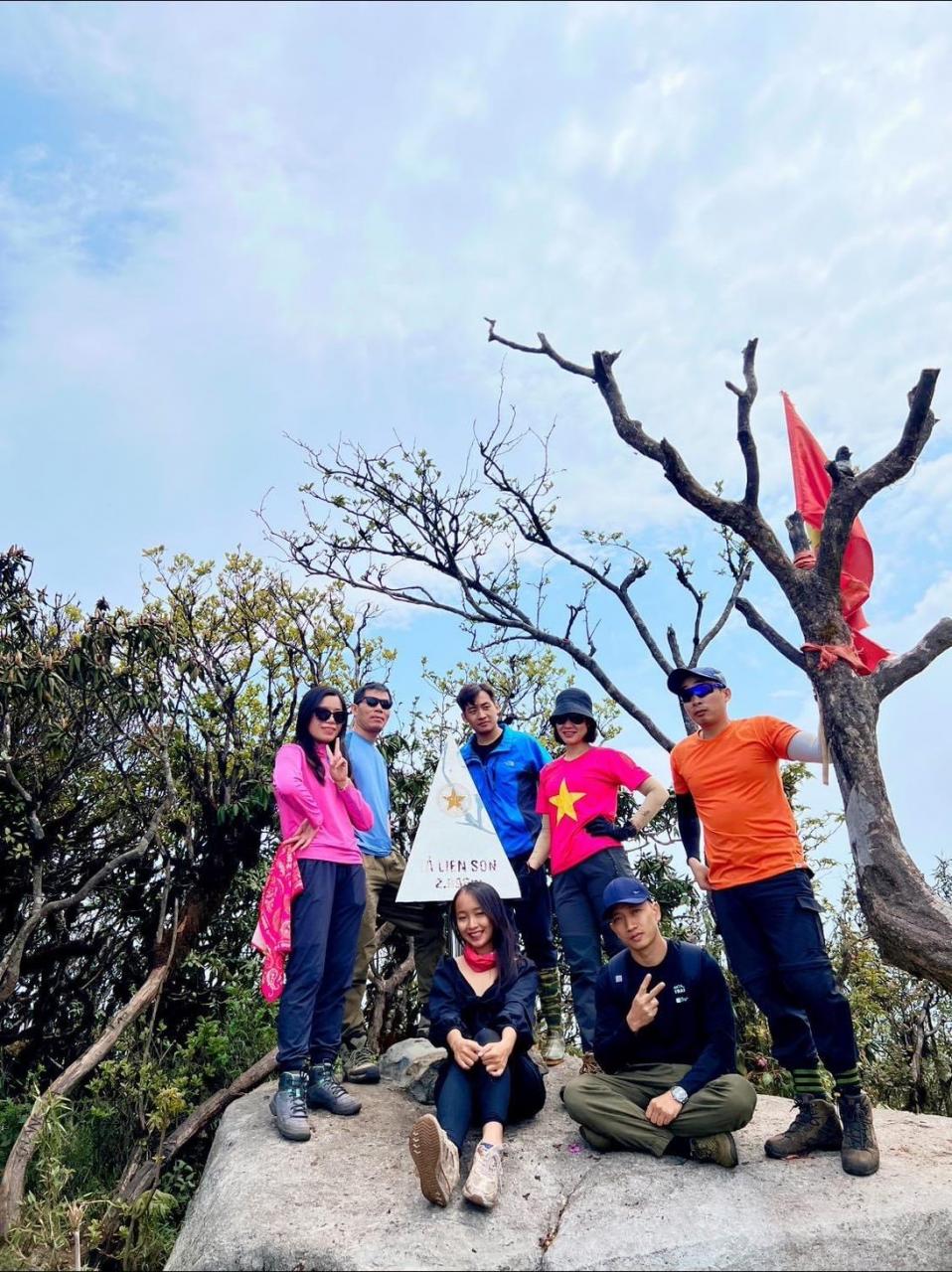 Cô gái trẻ chinh phục đỉnh Tả Liên Sơn cao 2.996 m ở Lai Châu.