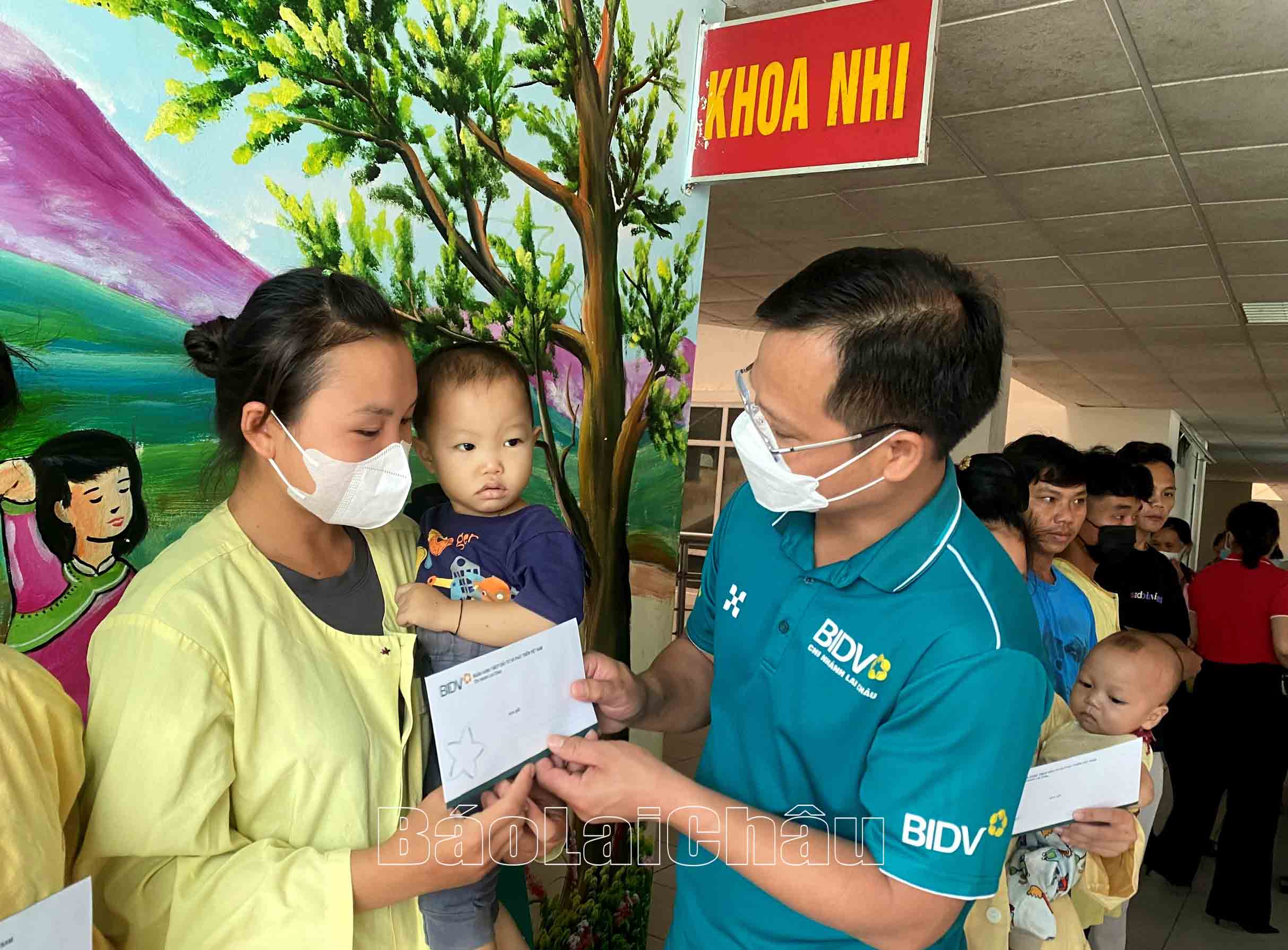 Lãnh đạo BIDV Lai Châu trao quà cho bệnh nhi có hoàn cảnh khó khăn đang điều trị tại Bệnh viện Đa khoa tỉnh.