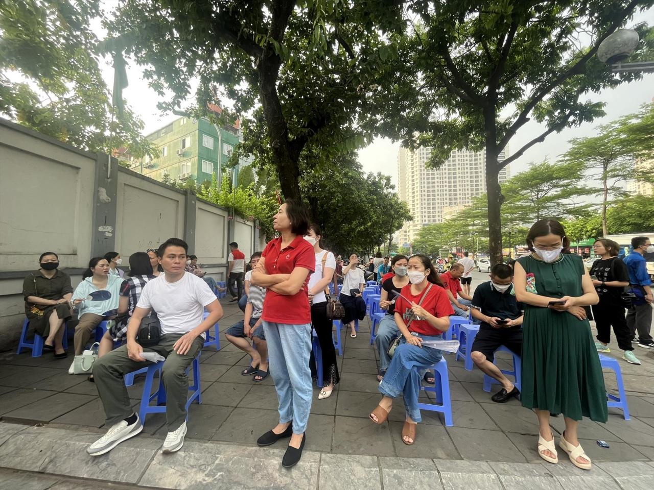 Tại cổng điểm thi Trường THCS Yên Hoà (Cầu Giấy), nhà trường đã bố trí ghế để phụ huynh ngồi đợi con vào phòng thi.