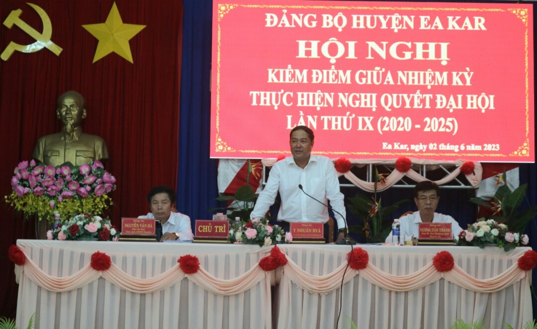 Bí thư Huyện uỷ Ea Kar Y Nhuân Byă đánh giá kết quả thực hiện Nghị quyết Đại hội Đảng bộ huyện lần thứ IX trong nửa đầu nhiệm kỳ.