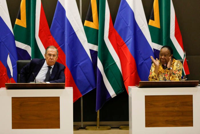 Ngoại trưởng Nga Sergei Lavrov (trái) và người đồng cấp Nam Phi Nadeli Pandor tại Pretoria, tháng 1/2023. Ảnh: AFP