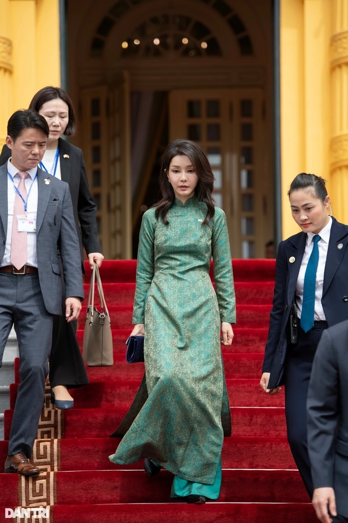 Korean First Lady Kim Keon Hee gracefully wears Vietnamese ao dai ...