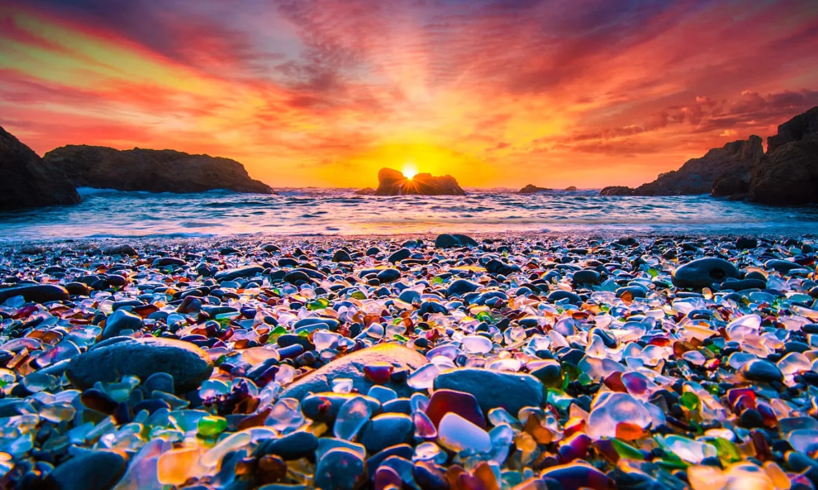 Colorful sparkling glass beach in the US - Vietnam.vn