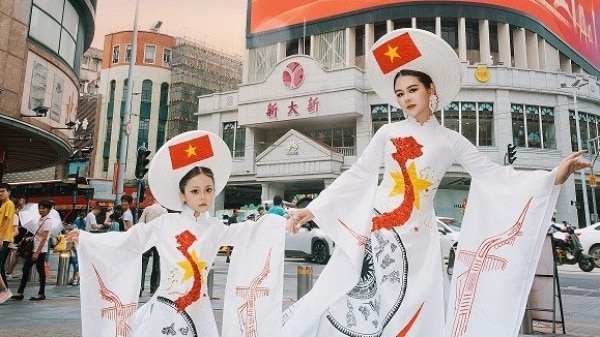 Impressive ao dai with the image of a map and Vietnam's national