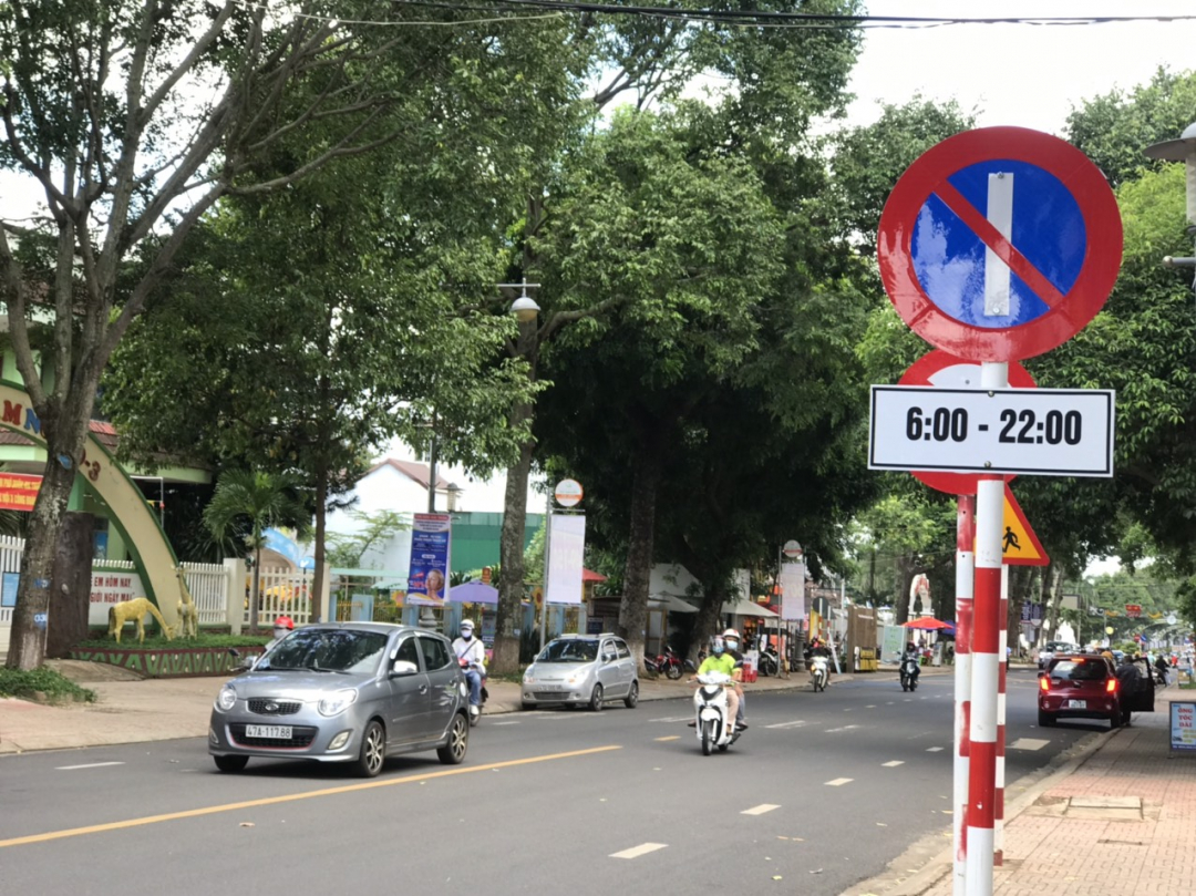 Город. Буон Ма Тхуот: Установка знаков, запрещающих парковку в четные и  нечетные дни на улице Фан Чу Чинь - Vietnam.vn