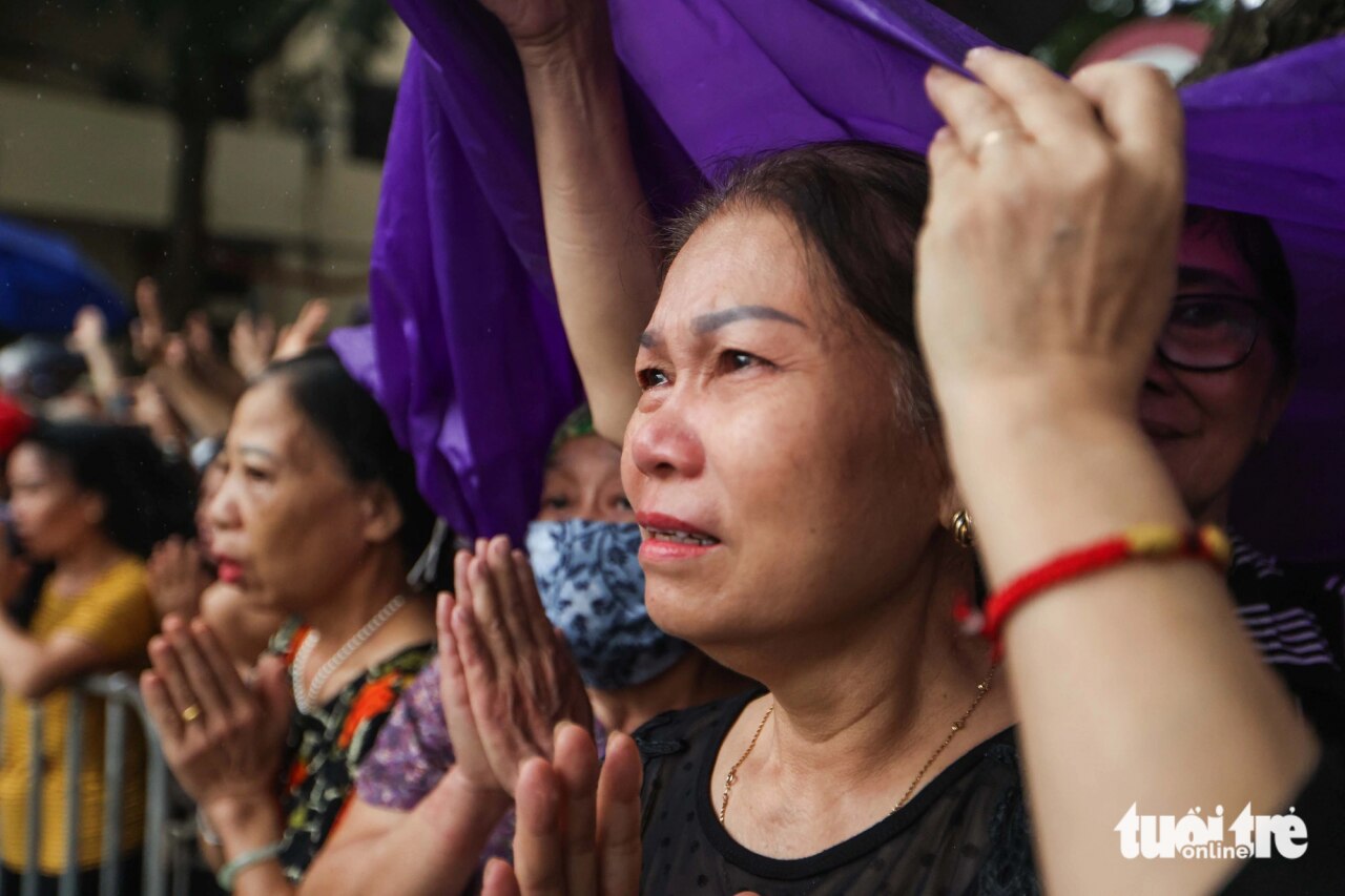 Một người dân bật khóc khi linh cữu của cố Phó thủ tướng Lê Văn Thành đi qua - Ảnh: NGUYỄN KHÁNH