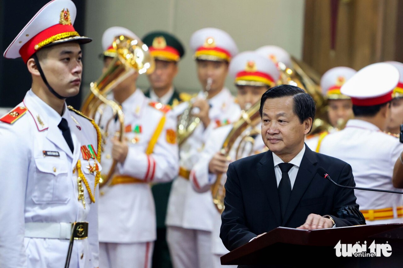 Phó thủ tướng Lê Minh Khái - trưởng ban lễ tang - đọc lời điếu văn tại lễ truy điệu cố Phó thủ tướng Lê Văn Thành - Ảnh: NGUYỄN KHÁNH