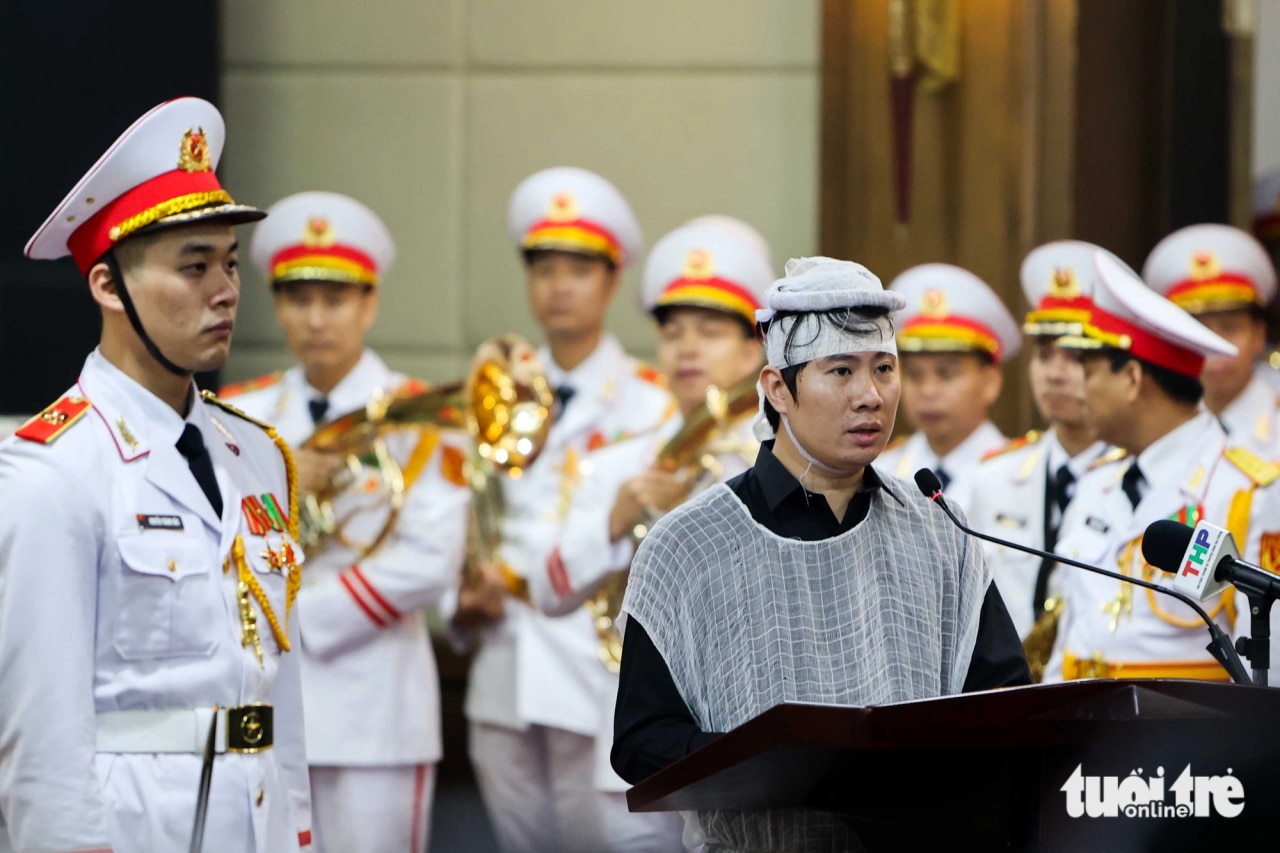 Con trai cố Phó thủ tướng Lê Văn Thành thay mặt gia quyến nói lời cảm tạ - Ảnh: NGUYỄN KHÁNH
