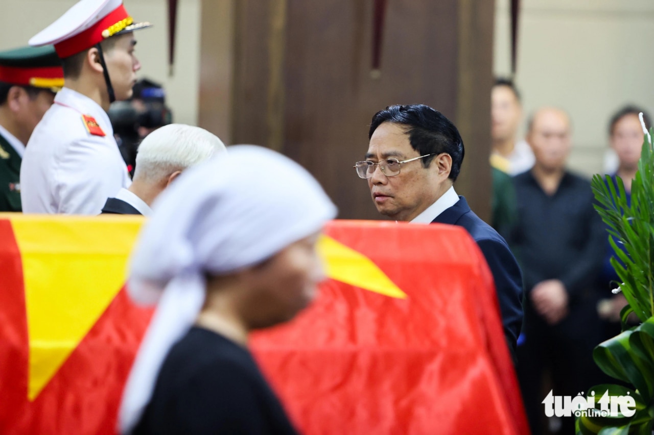 Thủ tướng Phạm Minh Chính đi qua linh cữu cố Phó thủ tướng Lê Văn Thành trước khi thực hiện nghi lễ di quan - Ảnh: NGUYỄN KHÁNH