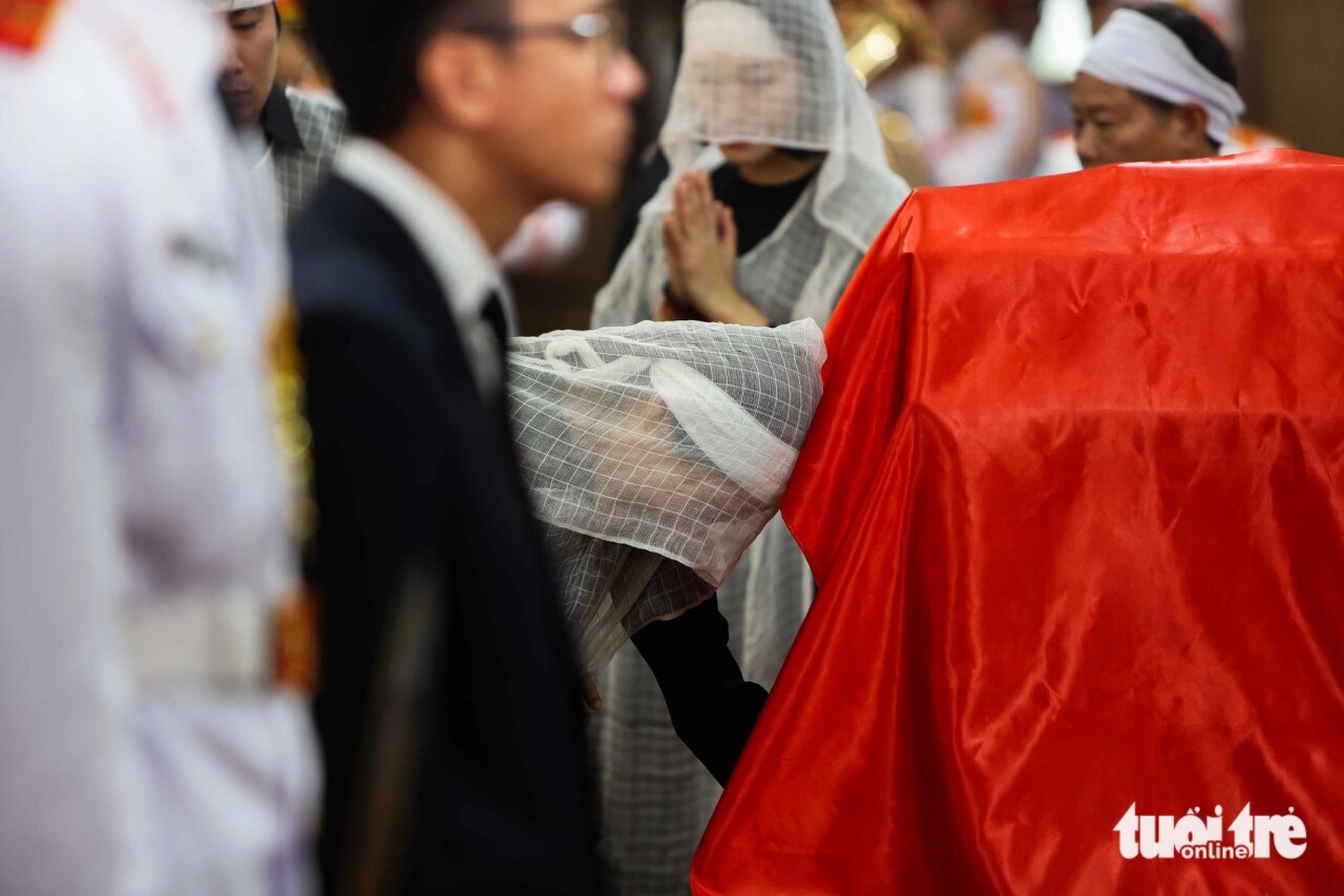 Phu nhân cố Phó thủ tướng Lê Văn Thành xúc động tại lễ truy điệu - Ảnh: NGUYỄN KHÁNH