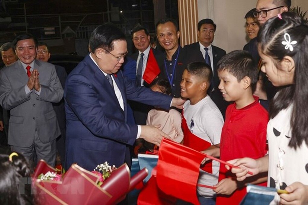 Chủ tịch Quốc hội Vương Đình Huệ gặp cộng đồng người Việt ở Bangladesh - 1
