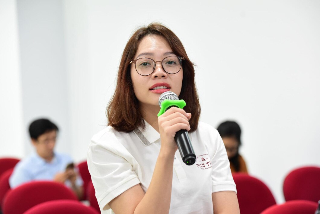 Chị Thanh Loan đại diện thương hiệu phở Thìn chia sẻ kinh nghiệm khi mang phở ra nước ngoài - Ảnh: DUYÊN PHAN