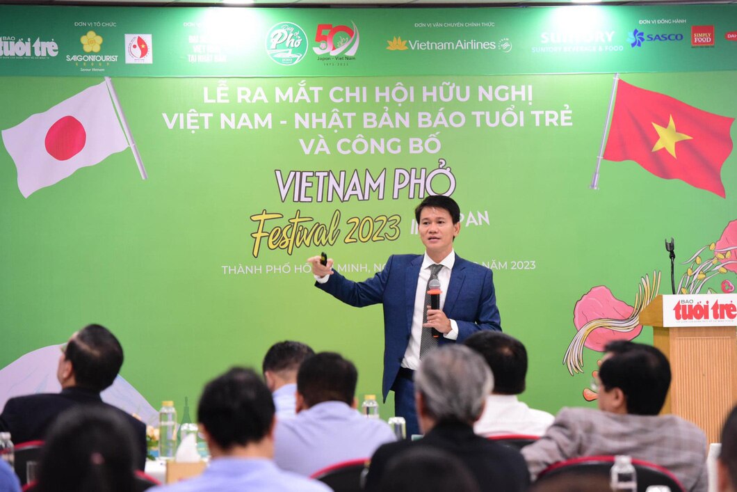 Ông Võ Hùng Thuật - giám đốc Trung tâm dịch vụ Truyền thông báo Tuổi Trẻ, giới thiệu về chương trình Vietnam Phở Festival 2023 sẽ diễn ra tại Nhật Bản - Ảnh: DUYÊN PHAN