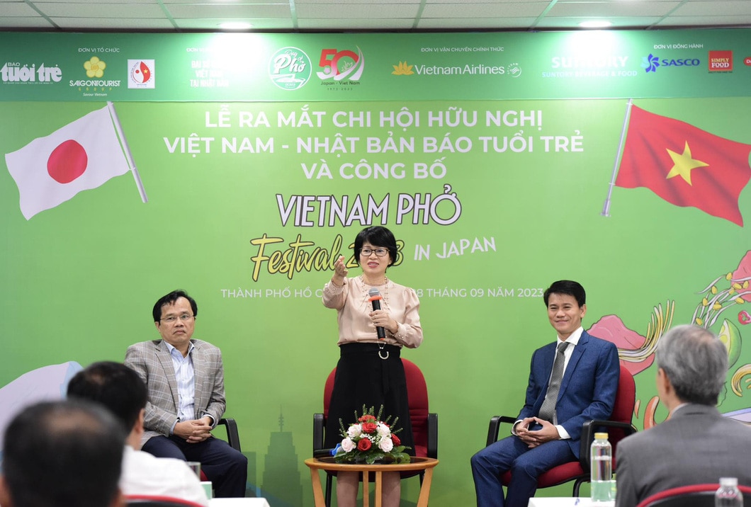 Ban Tổ chức giải đáp những thắc mắc của các phóng viên liên quan đến hậu kỳ của chương trình Vietnam Phở Festival - Ảnh: DUYÊN PHAN
