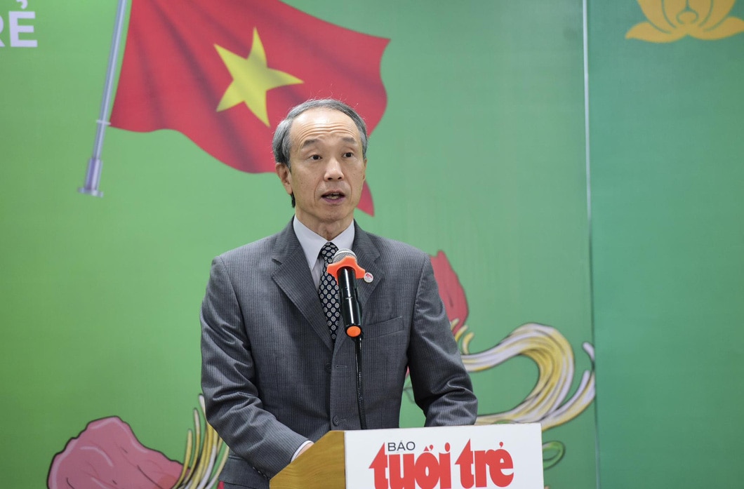 Ông Masuo Ono - tổng lãnh sự Nhật Bản tại TP.HCM, chúc mừng báo Tuổi Trẻ thành lập Chi hội Hữu nghị Việt Nam - Nhật Bản - Ảnh: DUYÊN PHAN