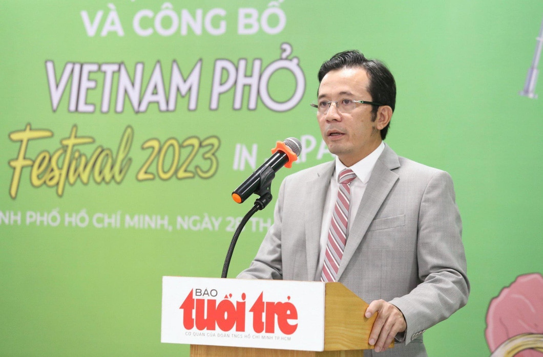 Ông Trần Xuân Toàn - phó tổng biên tập Báo Tuổi Trẻ, trưởng Ban tổ chức VietNam Phở Festival 2023 - phát biểu - Ảnh: PHƯƠNG QUYÊN